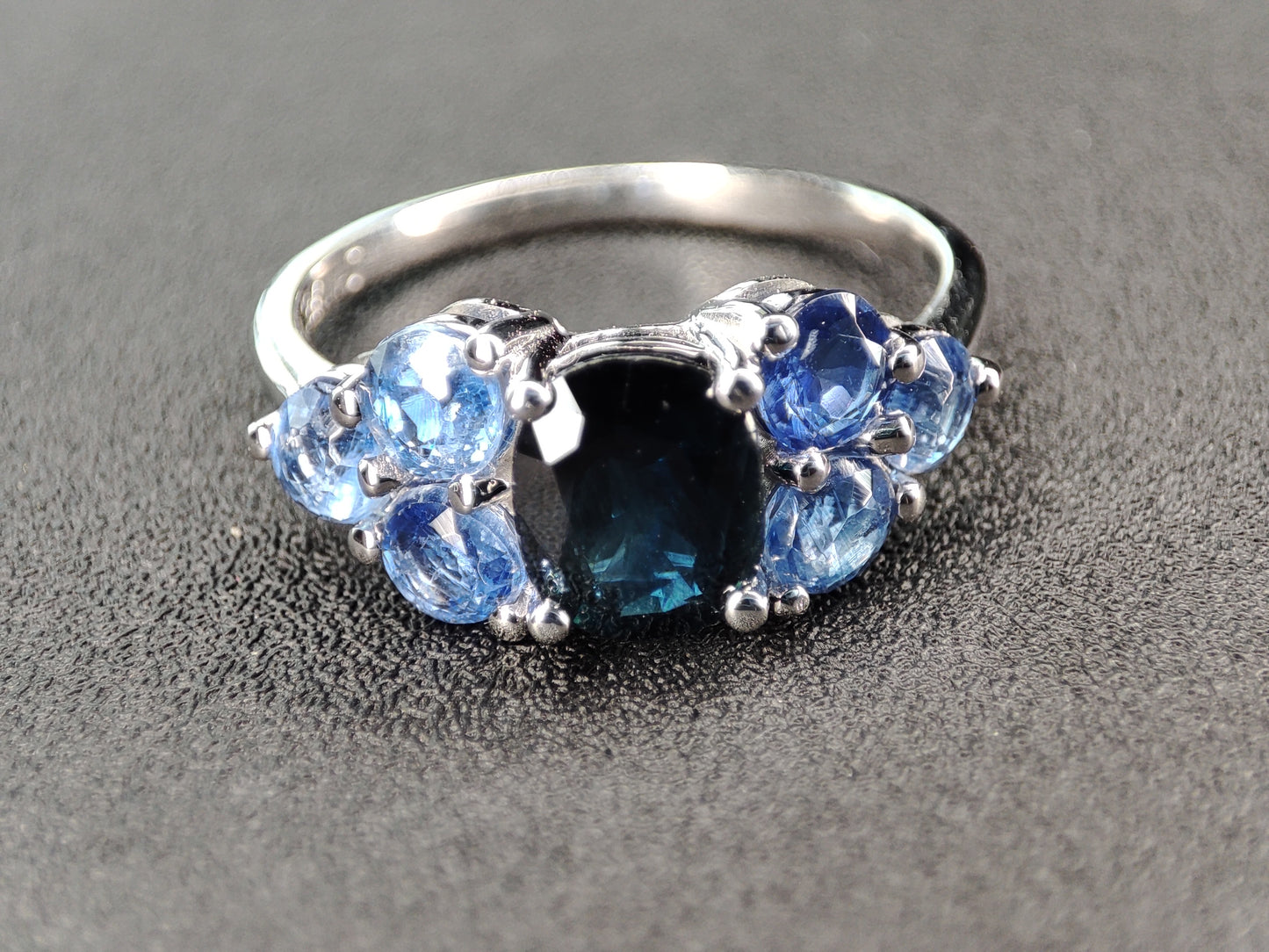 1.5 Carats Royal Blue sapphire solitaire 18 Cts White Gold