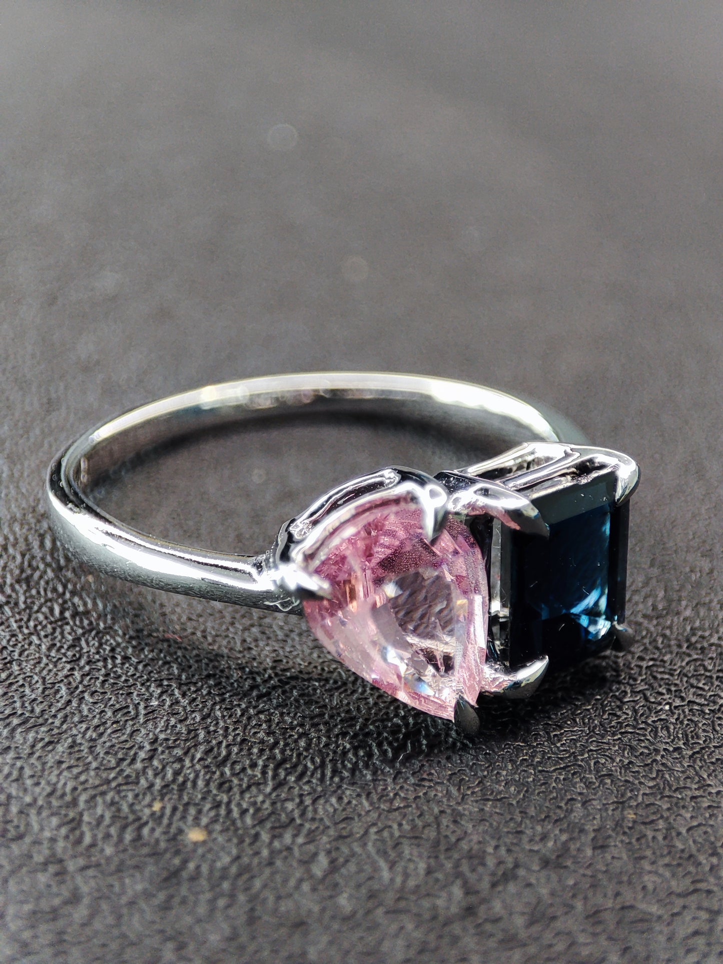 Toi et Moi White Gold Ring 18 Cts Blue Sapphire and pink Spinel