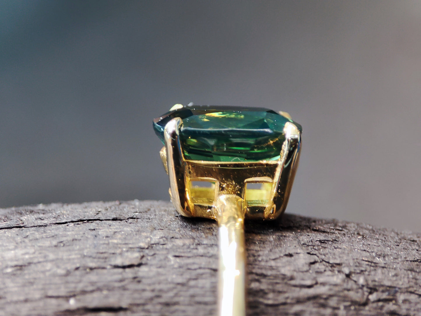 1.1 Carats Teal Sapphire solitaire Gold Ring 18 Cts