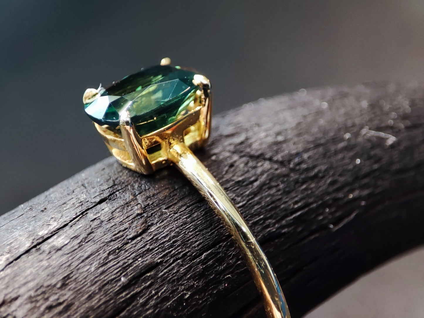 1.1 Carats Teal Sapphire solitaire Gold Ring 18 Cts