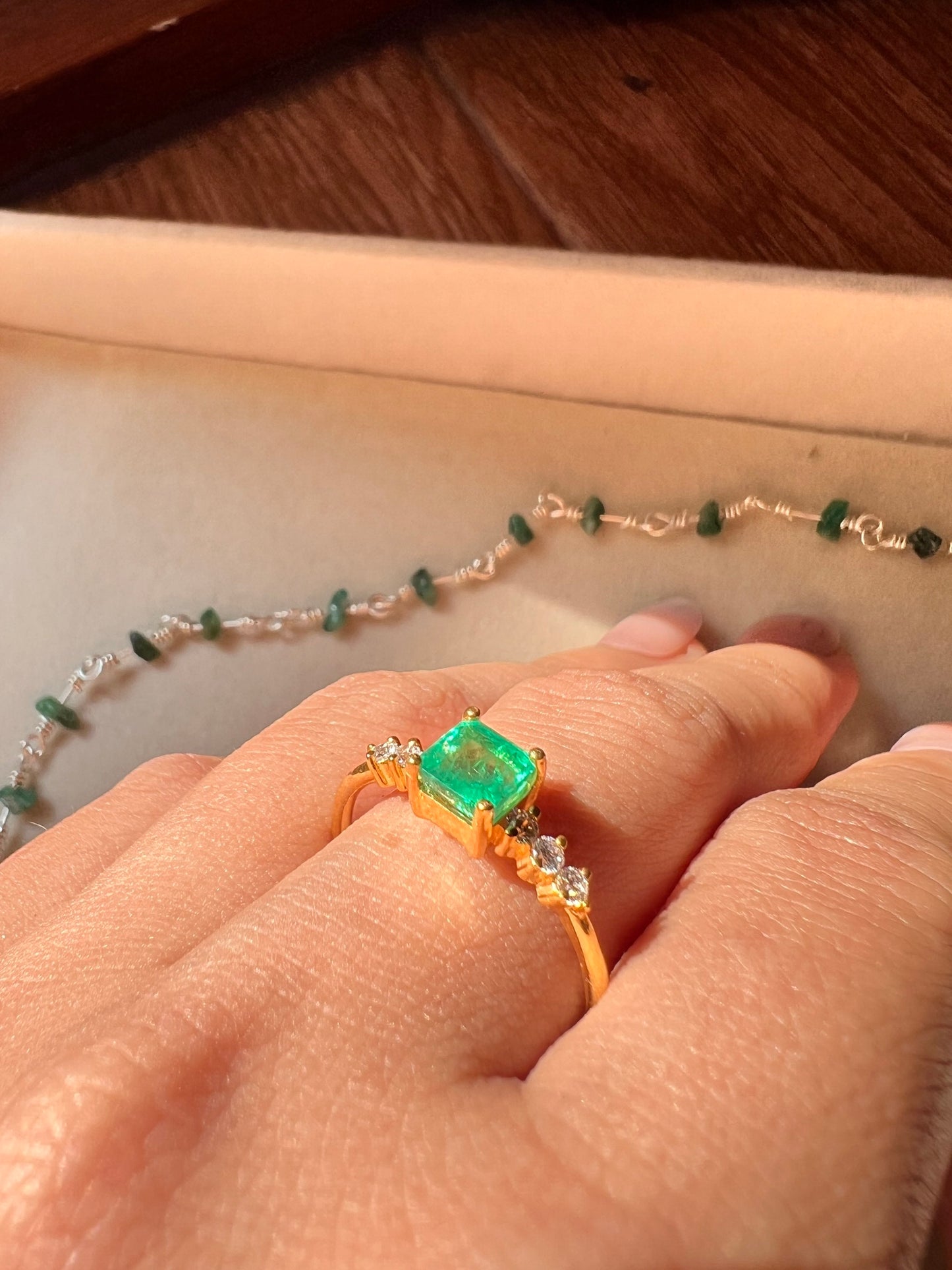 1 Cts Green Emerald, diamonds 18 Cts Gold ring