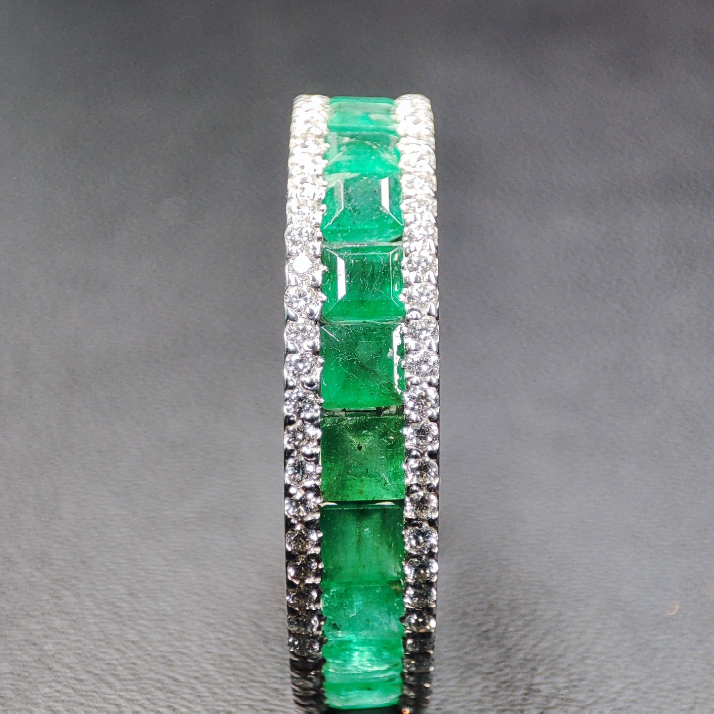 Emeralds & Diamonds Infinity Ring on 18 Kts white gold