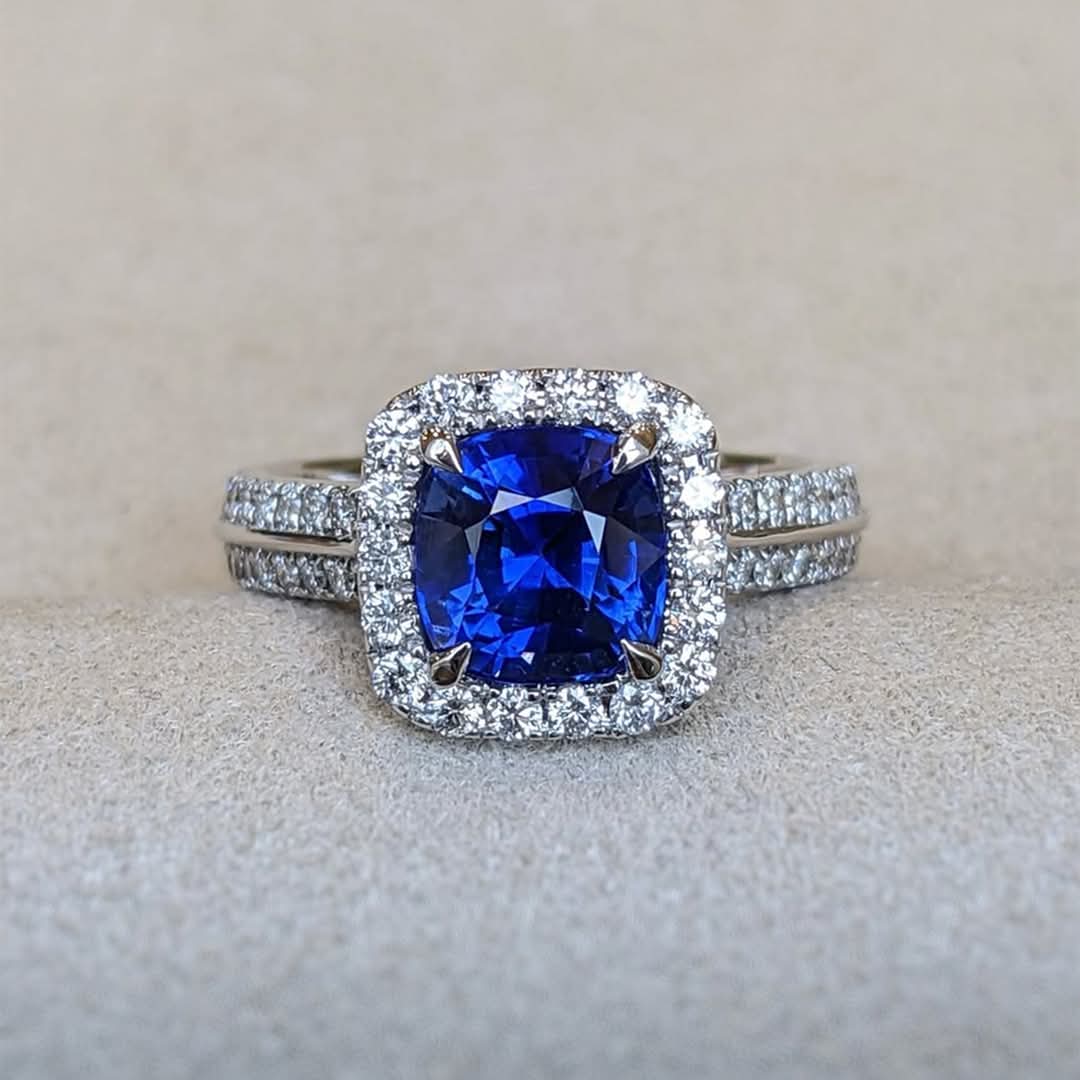 1.8 Cts Sapphire, on white Gold 18 Cts and diamonds