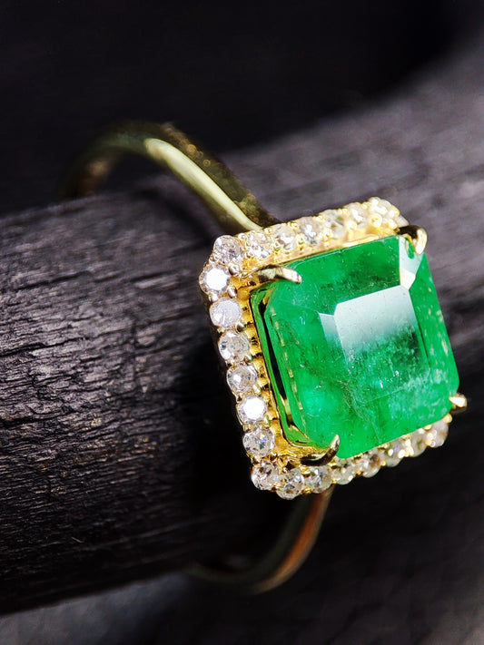 1.3 Cts Emerald , Diamonds and Yellow Gold