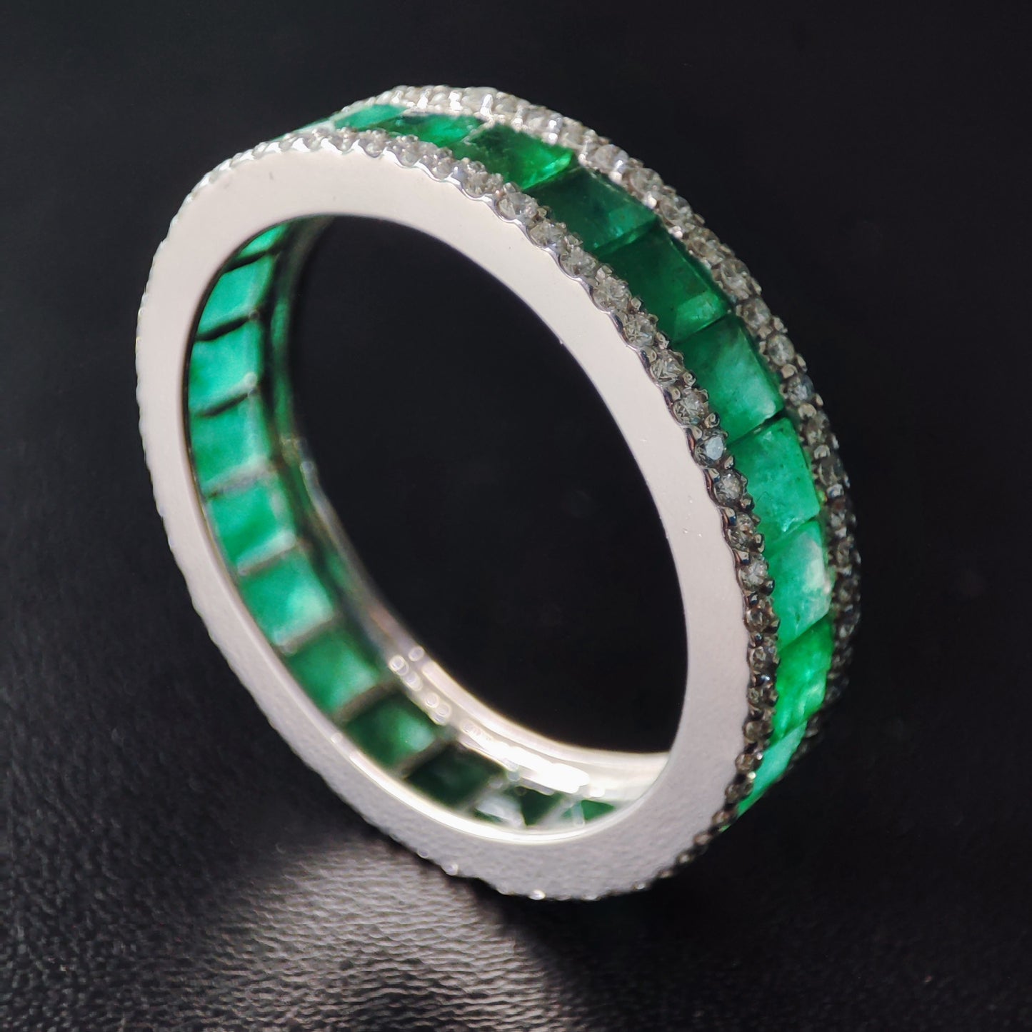 Emeralds & Diamonds Infinity Ring on 18 Kts white gold