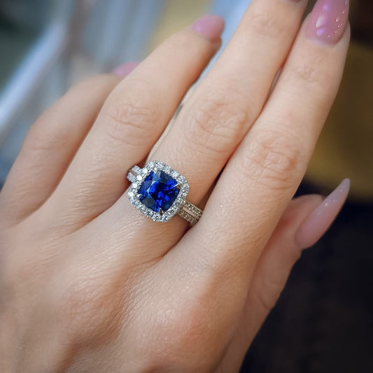 1.8 Cts Sapphire, on white Gold 18 Cts and diamonds