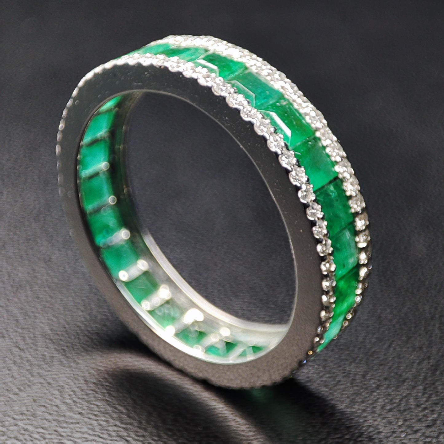 Emeralds & Diamonds Infinity Ring on 18 Kts white gold