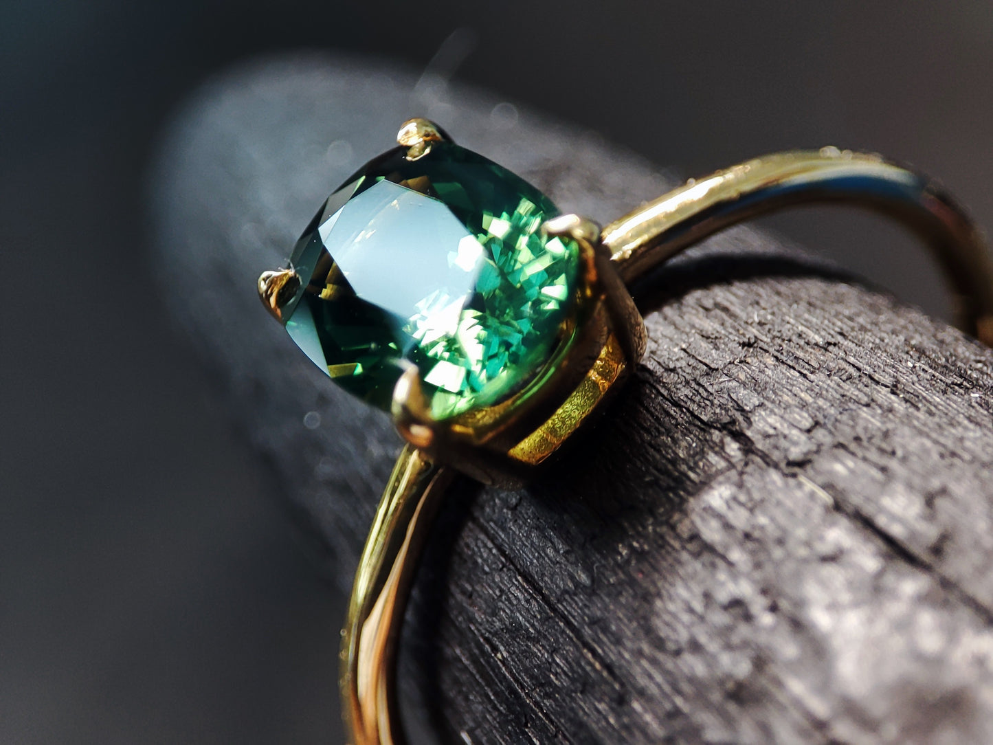 1.1 Carats Teal Sapphire solitaire Gold Ring 18 Cts