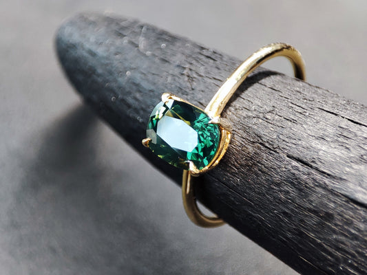 1.1 Carats Teal Sapphire solitaire Gold Ring 18 Cts