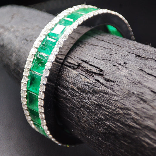 Emeralds & Diamonds Infinity Ring on 18 Kts white gold