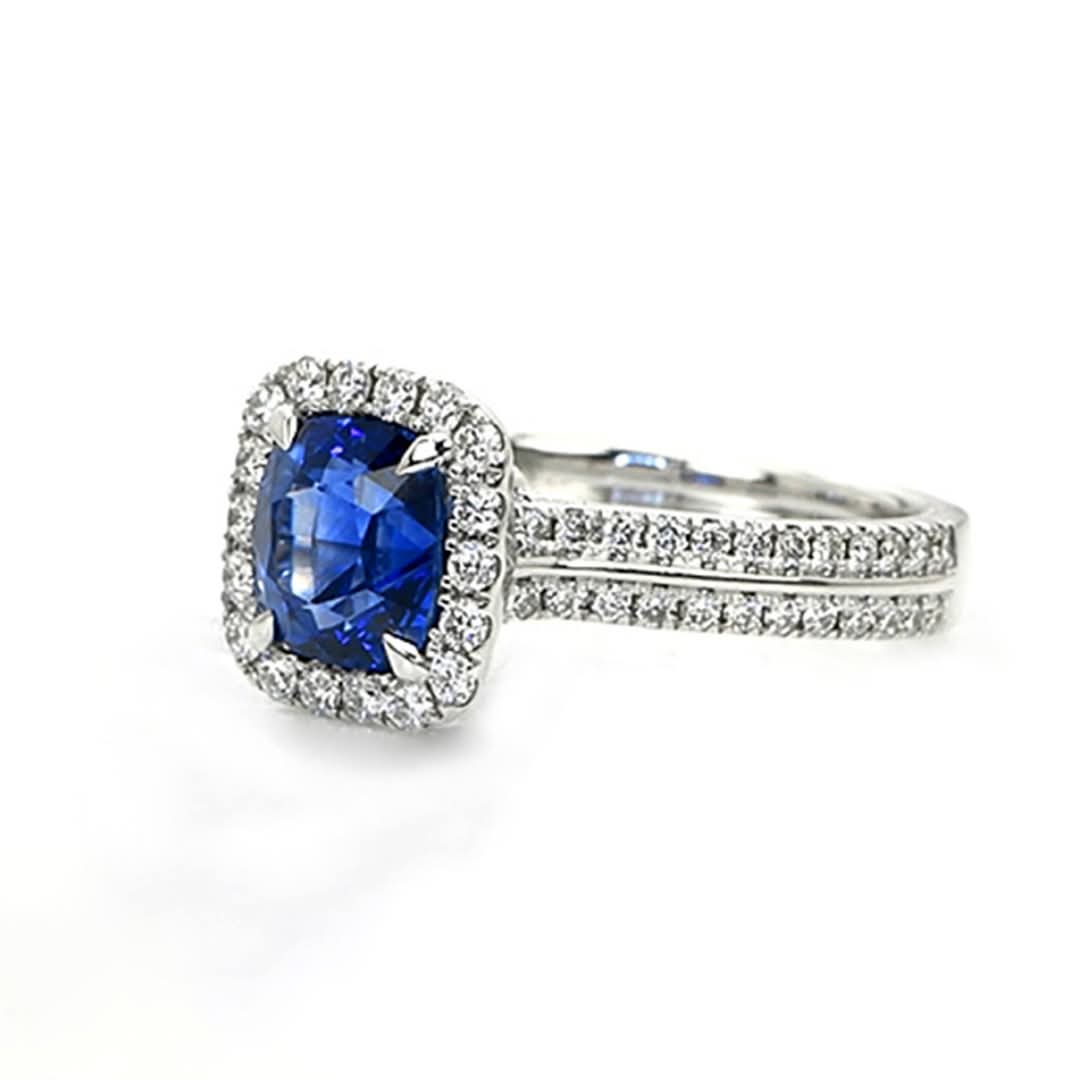 1.8 Cts Sapphire, on white Gold 18 Cts and diamonds