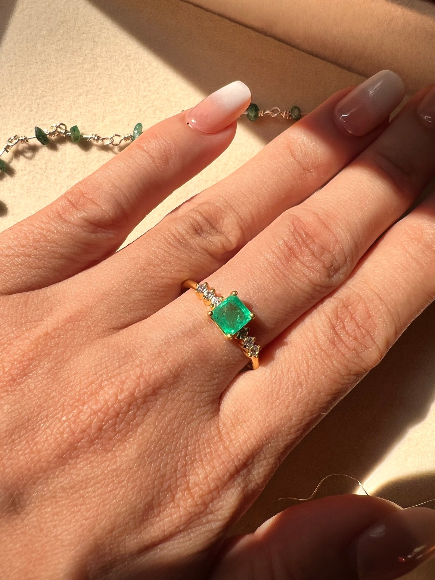1 Cts Green Emerald, diamonds 18 Cts Gold ring