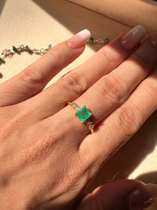 1 Cts Green Emerald, diamonds 18 Cts Gold ring
