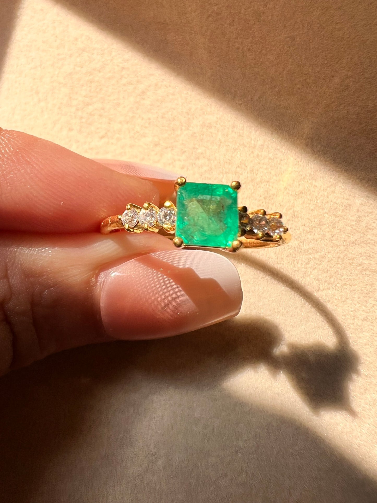 1 Cts Green Emerald, diamonds 18 Cts Gold ring