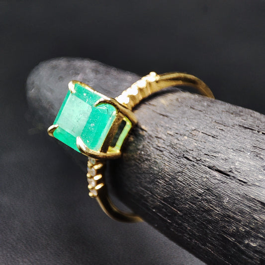 Emerald & Diamond Solitaire Ring on 18 Kts Yellow Gold